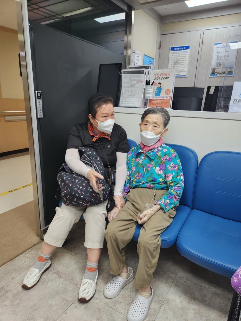 어르신 병원 동행 